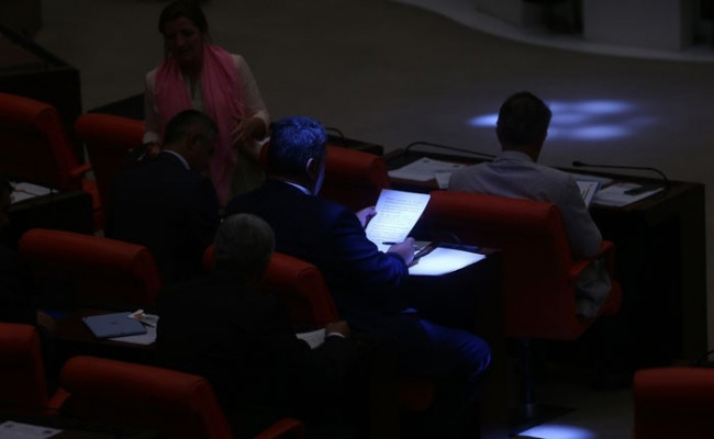 TBMM'de ilginç görüntü! O vekil karanlıkta...