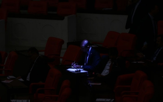 TBMM'de ilginç görüntü! O vekil karanlıkta...