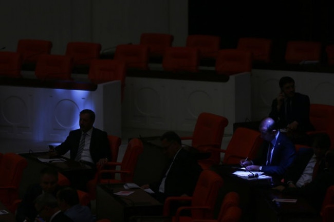 TBMM'de ilginç görüntü! O vekil karanlıkta...