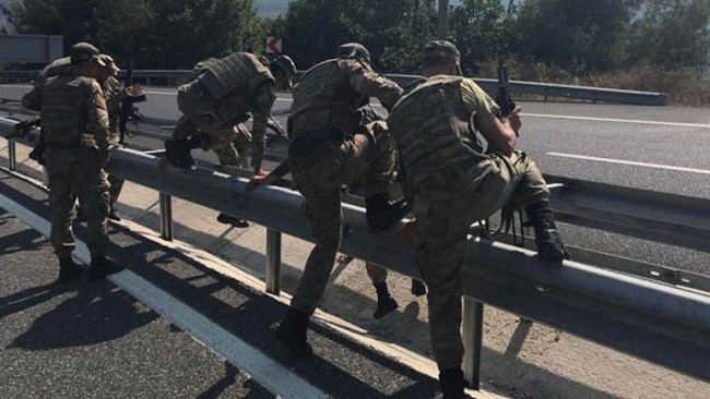 11 darbeci askeri komandolar arıyor