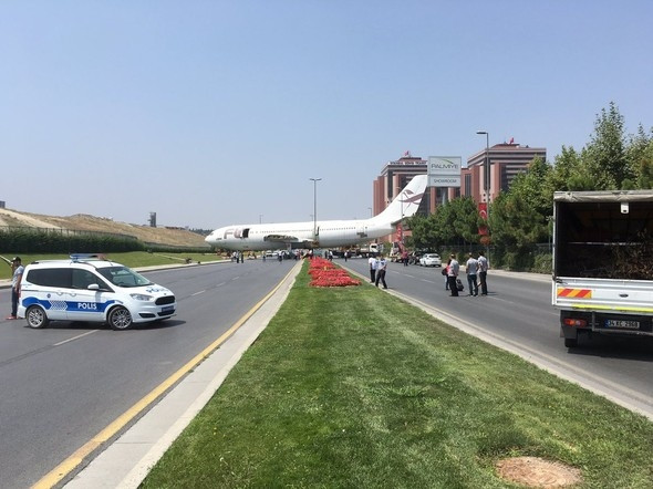 Yolda uçak görenler şaştı kaldı !