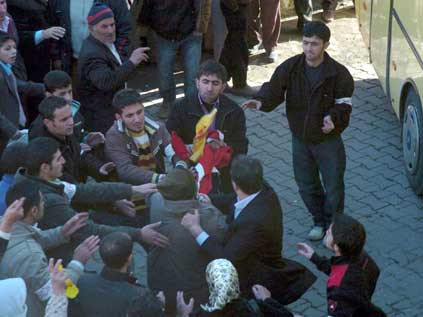 DTP mitinginde Türk Bayrağı açtı