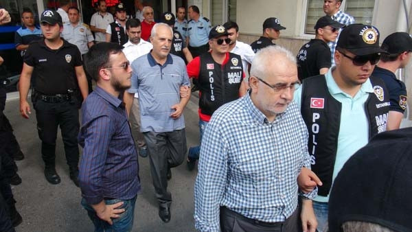 Hüseyin Avni Mutlu'nun bulunduğu otobüsü yumrukladılar