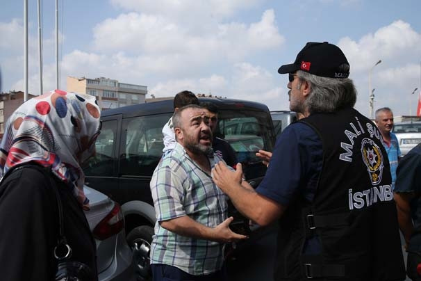 Hüseyin Avni Mutlu'nun bulunduğu otobüsü yumrukladılar