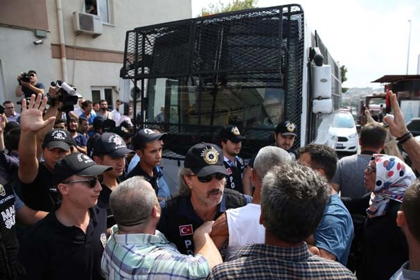 Hüseyin Avni Mutlu'nun bulunduğu otobüsü yumrukladılar