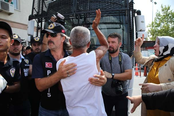 Hüseyin Avni Mutlu'nun bulunduğu otobüsü yumrukladılar
