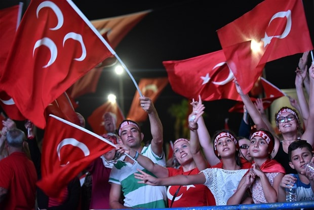 Halk meydanları terk etmiyor
