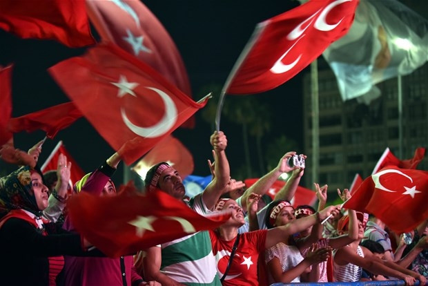 Halk meydanları terk etmiyor