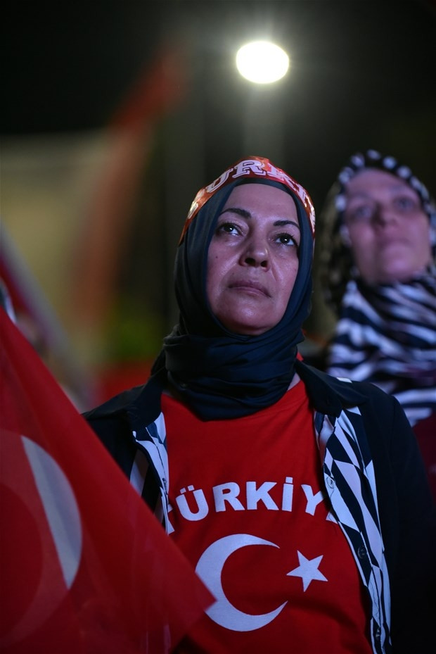 Halk meydanları terk etmiyor