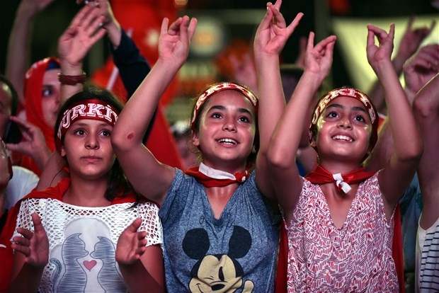Halk meydanları terk etmiyor