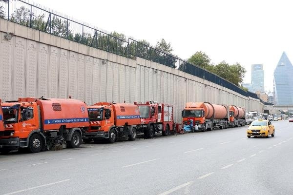 Kışlaların önünden çekildi