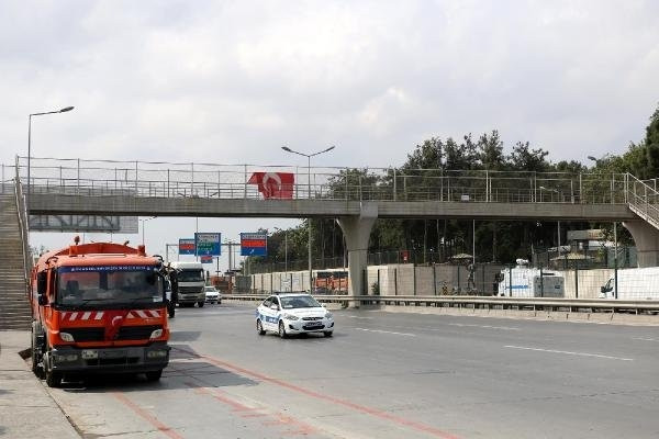 Kışlaların önünden çekildi