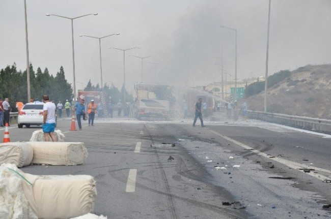 Mersin'de iki TIR birbirine girdi