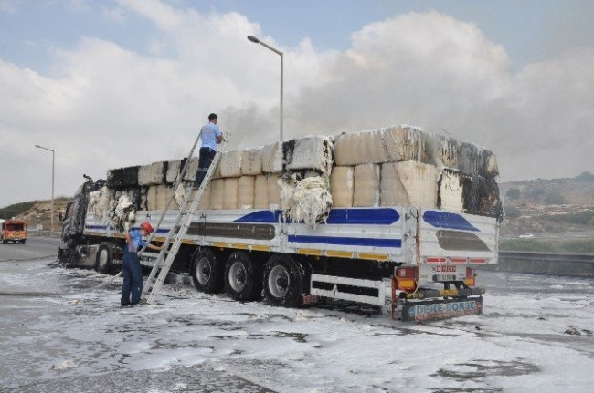 Mersin'de iki TIR birbirine girdi
