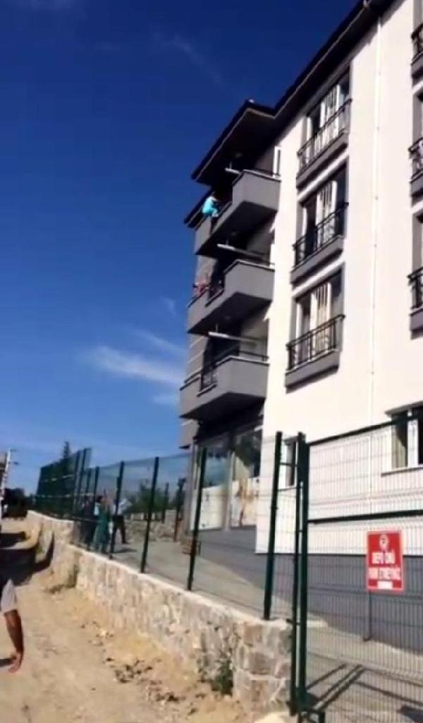 3. kattan atlayan kadın, gencin üzerine düştü