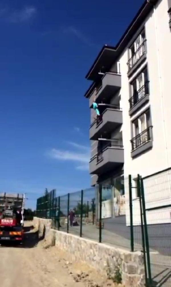 3. kattan atlayan kadın, gencin üzerine düştü