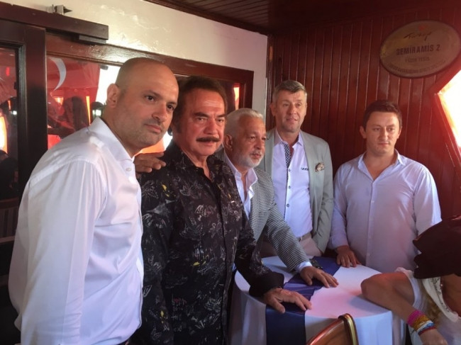 Ünlüler 5 vapurla Yenikapı'ya gitti