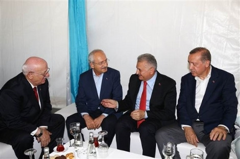 Liderler miting öncesi sohbet etti
