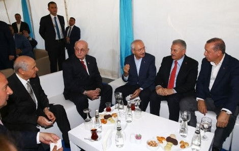 Liderler miting öncesi sohbet etti