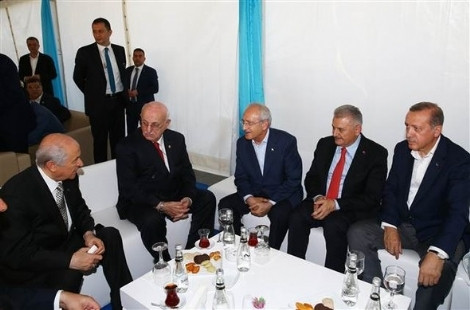 Liderler miting öncesi sohbet etti