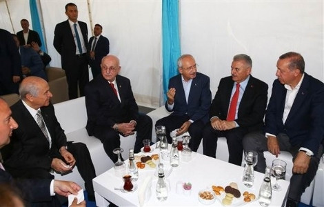 Liderler miting öncesi sohbet etti