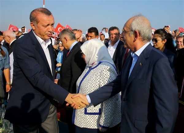 Cumhurbaşkanı Erdoğan tek tek selamlaştı