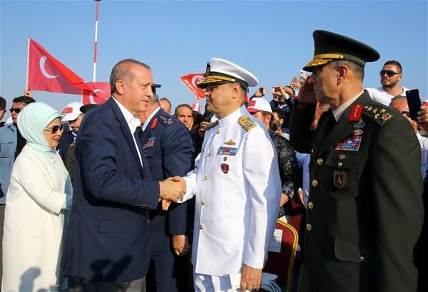 Cumhurbaşkanı Erdoğan tek tek selamlaştı