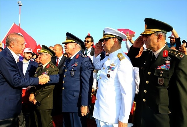 Cumhurbaşkanı Erdoğan tek tek selamlaştı