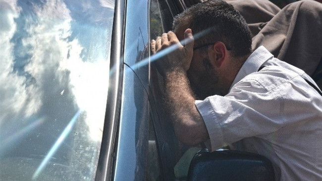 Çocuğu arabada mahsur kaldı, camı kırmaya kıyamadı