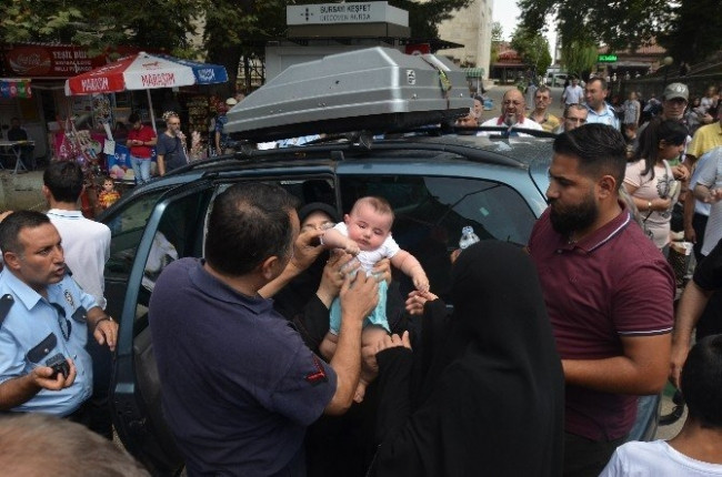 Çocuğu arabada mahsur kaldı, camı kırmaya kıyamadı