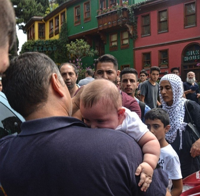 Çocuğu arabada mahsur kaldı, camı kırmaya kıyamadı