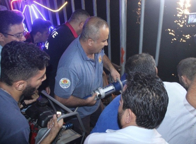 Kemerleri birleştirip çıkardılar