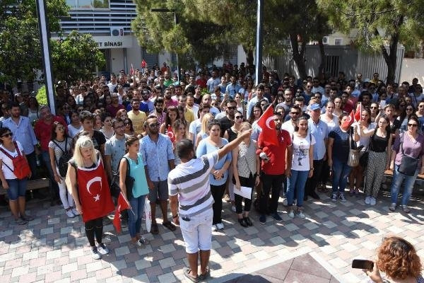 O üniversiteli öğrenciler tepkili