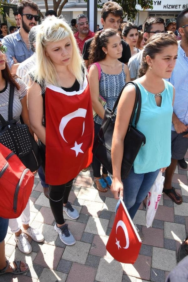 O üniversiteli öğrenciler tepkili