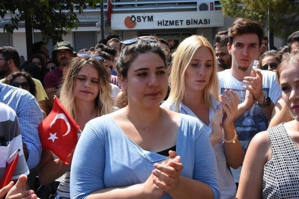 O üniversiteli öğrenciler tepkili