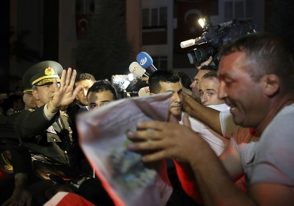 Hulusi Akar kahraman astsubayın evinde
