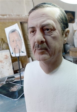 500 kişiden topladığı saçı kullandı ve...