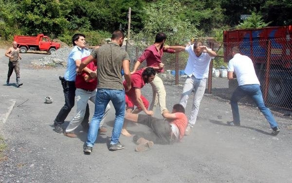Mahalleli ile madenciler birbirine girdi
