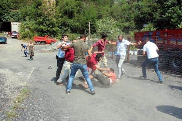Mahalleli ile madenciler birbirine girdi
