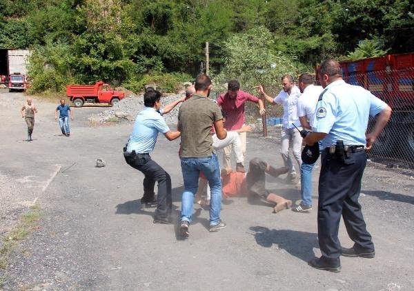 Mahalleli ile madenciler birbirine girdi