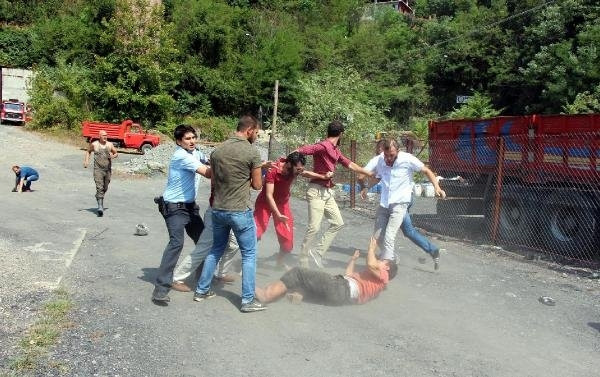 Mahalleli ile madenciler birbirine girdi