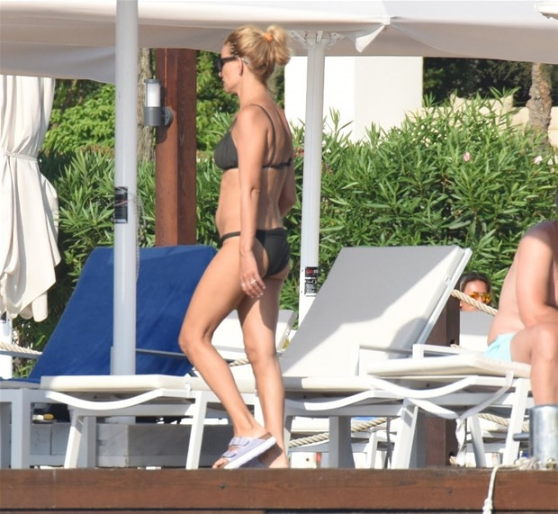 Esra Erol bikiniyle görüntülendi