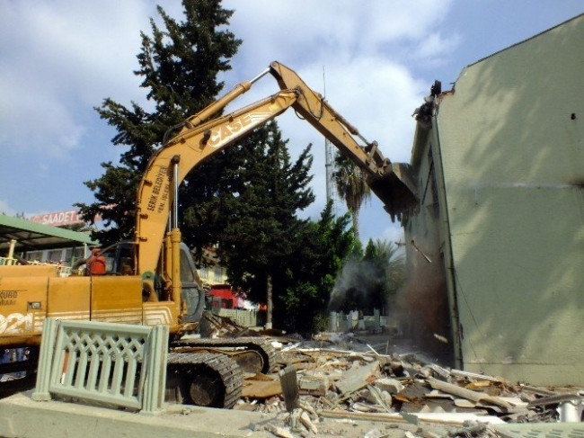 Kent merkezindeki askeri bina törenle yıkıldı