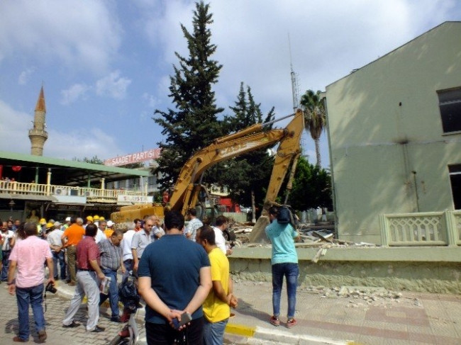 Kent merkezindeki askeri bina törenle yıkıldı
