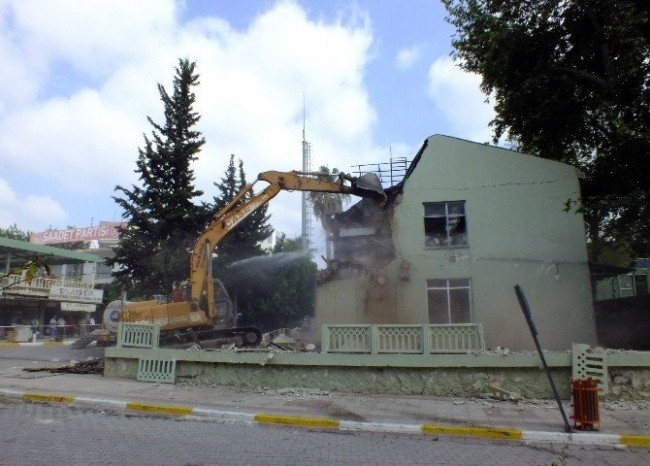 Kent merkezindeki askeri bina törenle yıkıldı