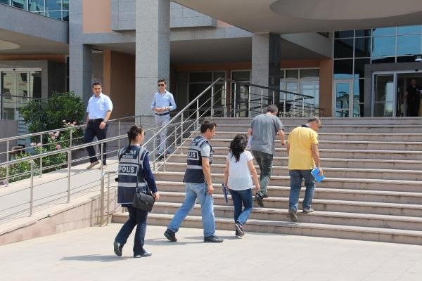 Kadın hakim duruşmada gözaltına alındı