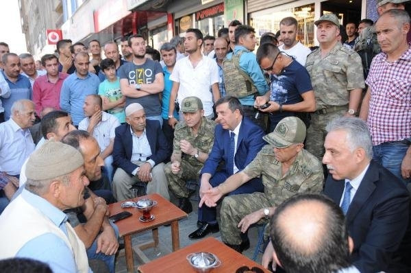 Kahraman komutana Hakkari'de büyük destek!