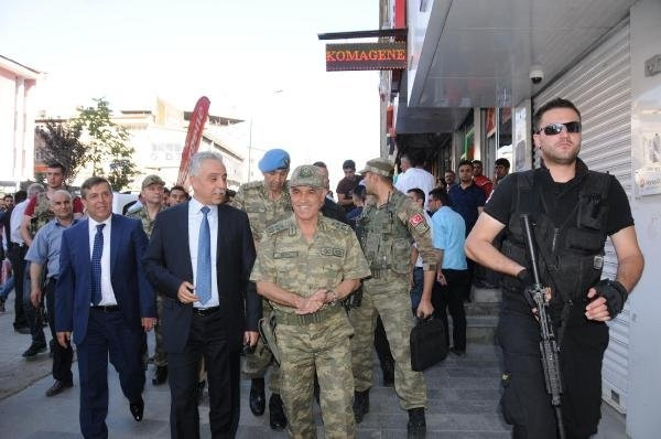 Kahraman komutana Hakkari'de büyük destek!
