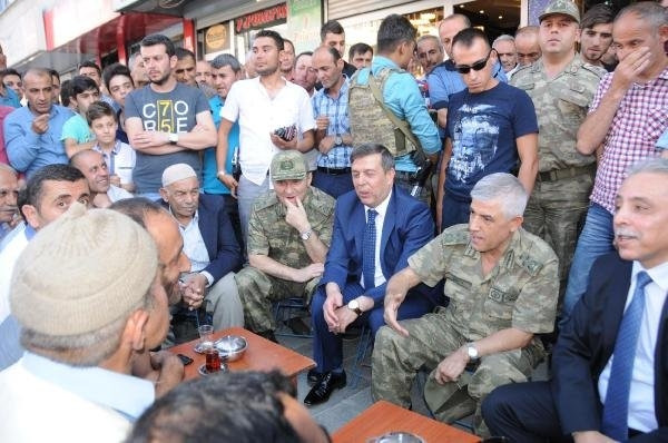 Kahraman komutana Hakkari'de büyük destek!