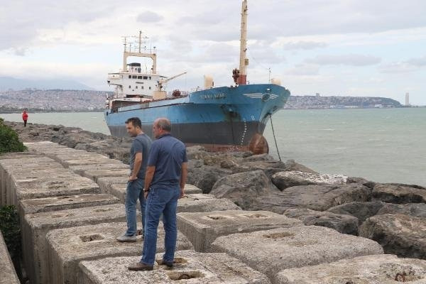 Hacizli gemi kayalıklara oturdu